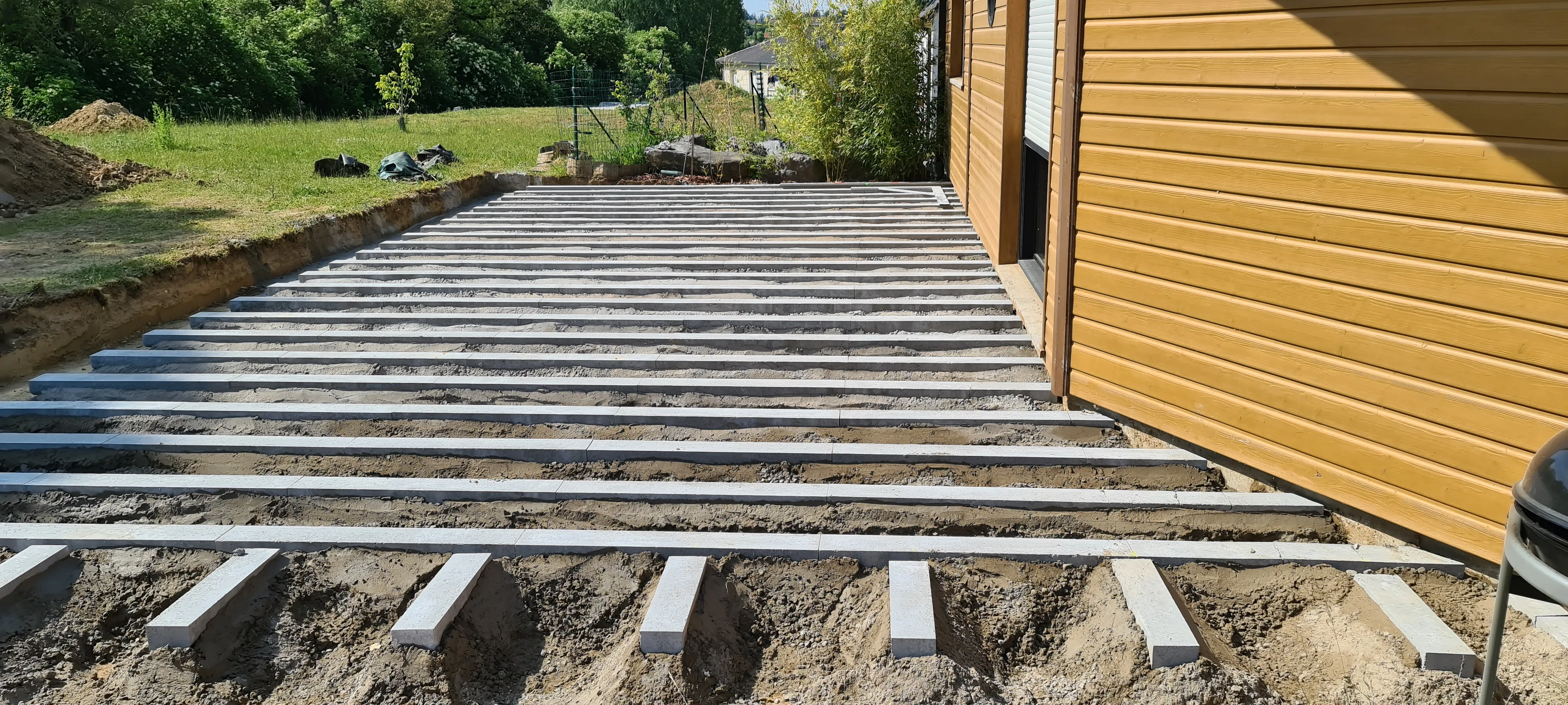 Création d'un accès en escalier pierre, enrochement et terrasse