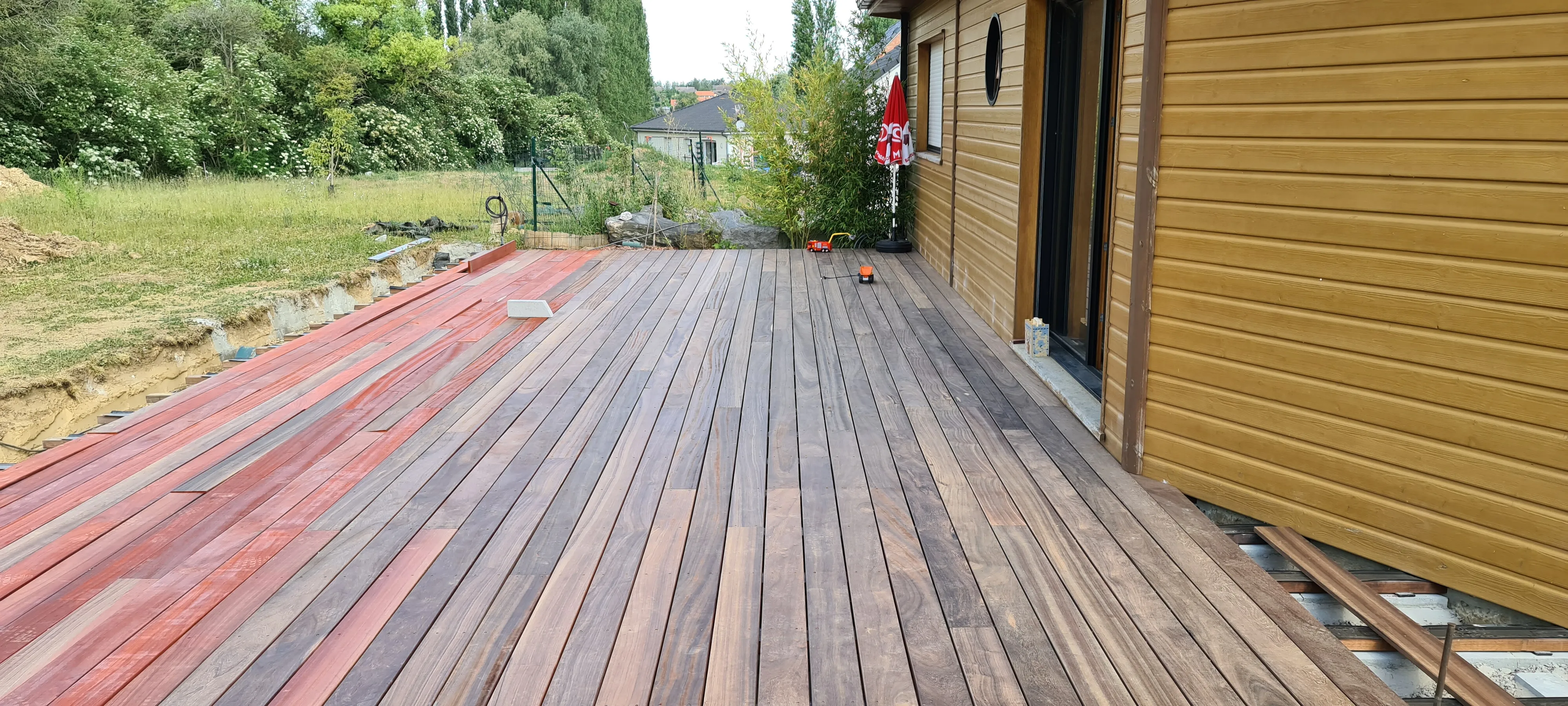 Création d'un accès en escalier pierre, enrochement et terrasse
