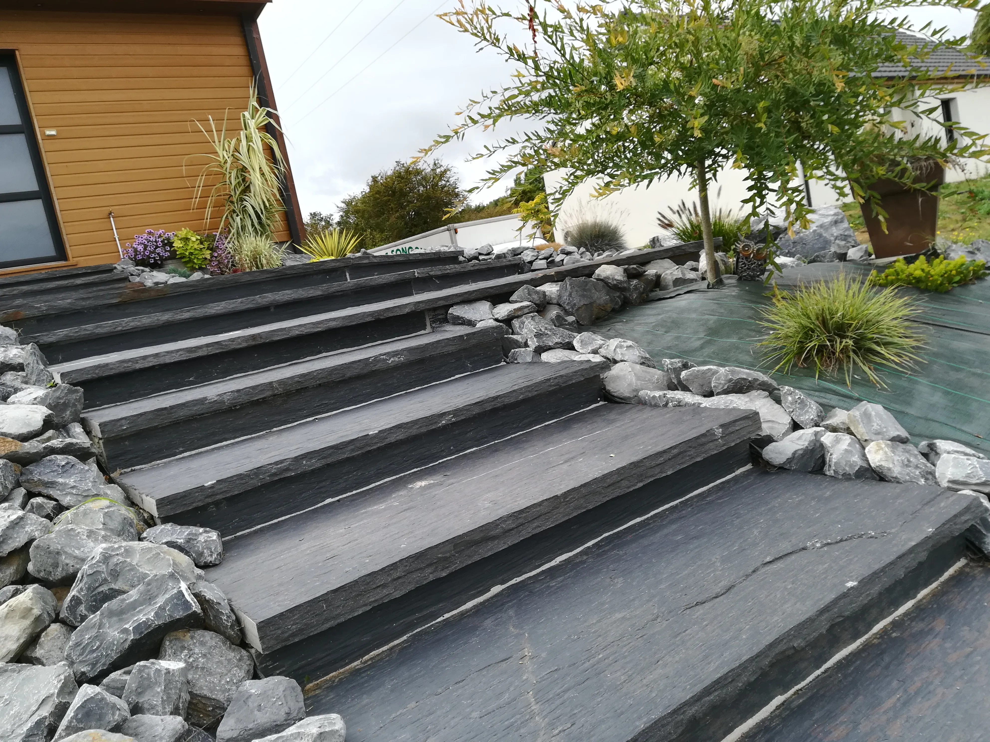 Création d'un accès en escalier pierre, enrochement et terrasse